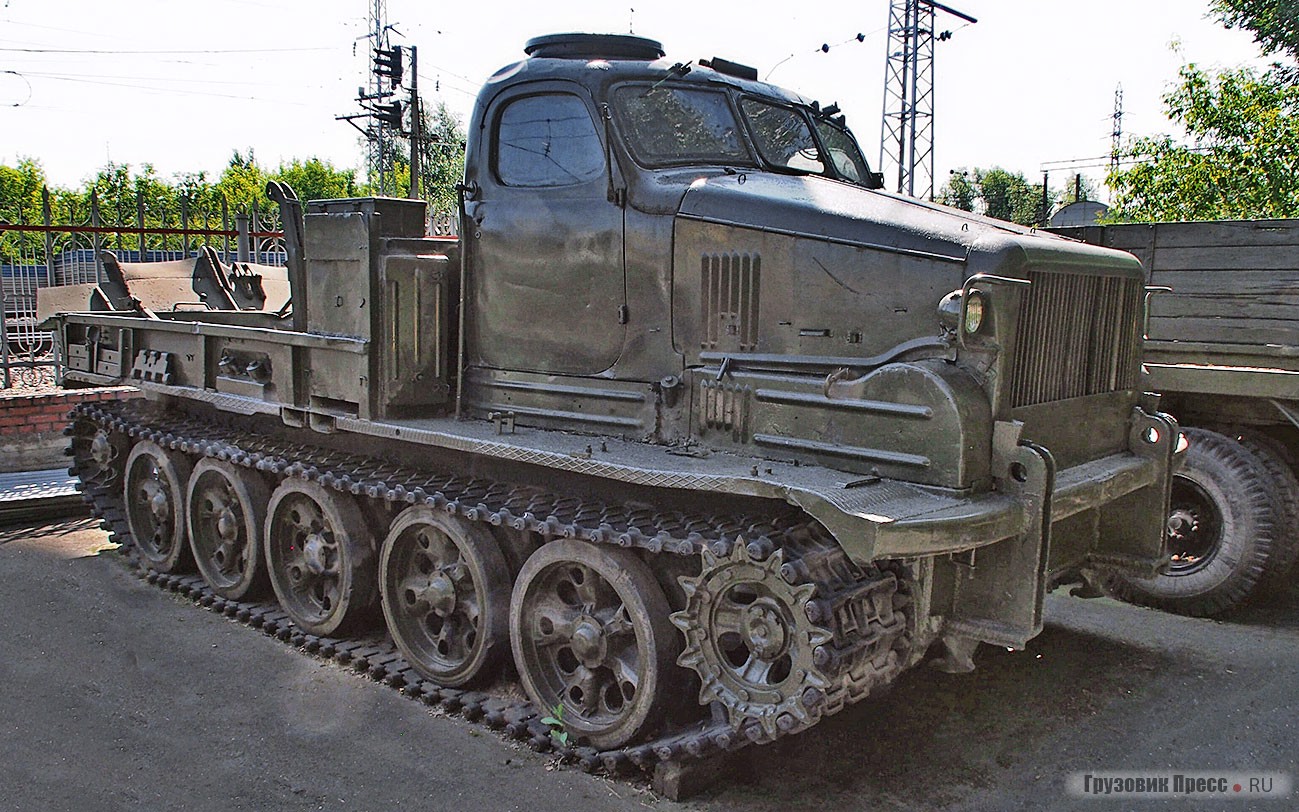 [b]Путепрокладочную машину БАТ-М[/b] (бульдозер на артиллерийском тягаче, модернизированный) роднит с грузовиками кабина ЗиС-160. Она расширена на полметра центральной вставкой, уменьшена по высоте и снабжена люком в крыше. БАТ-М создан на основе тяжёлого артиллерийского тягача АТ-Т («Изделие 401») Харьковского завода тяжёлого машиностроения в 1949 году под руководством главного конструктора ХЗТМ М.Н. Щукина. Элементы трансмиссии, опорные катки, ведущие и направляющие колёса, траки гусениц унифицированы с танком Т-54. От него же и дизель В-401, дефорсированный до 415 л.с.