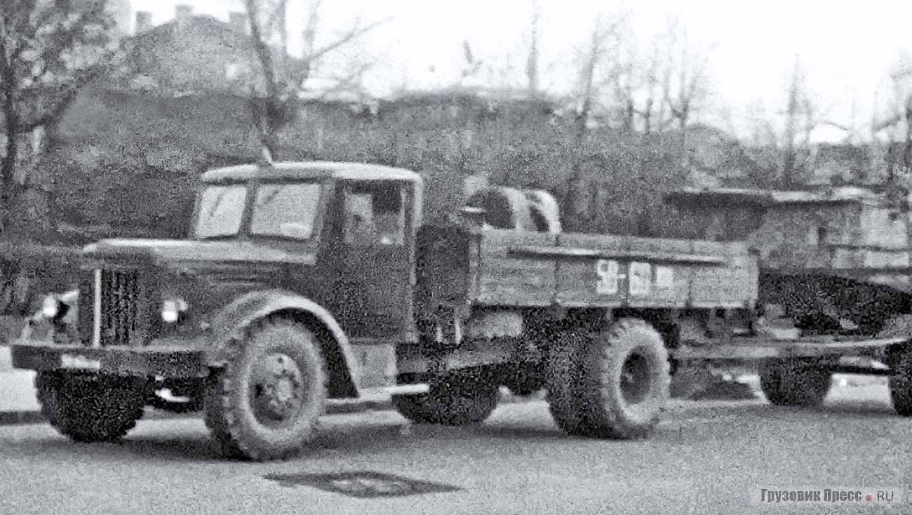 Экземпляр бортового МАЗ-200П, буксирующий прицеп в г. Каунасе. Литовская ССР, начало 1970-х гг.