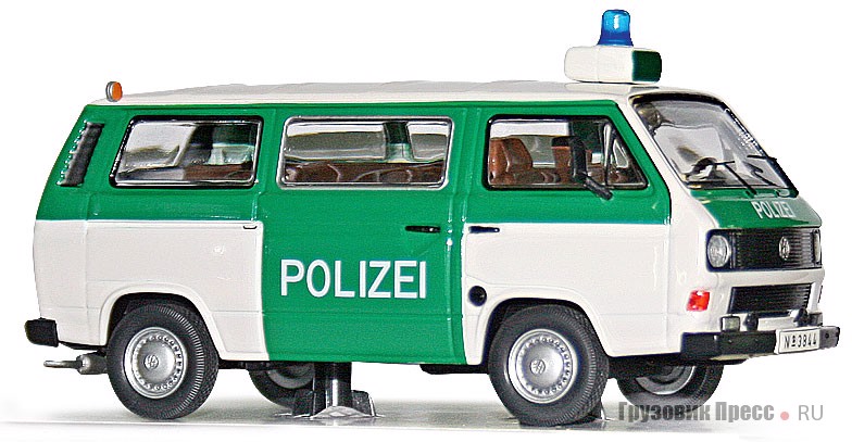 Индекс 13050 фирма Premium ClassiXXs закрепила за металлической копией [b]Volkswagen T3b Bus Polizei[/b], уменьшенной по сравнению с оригиналом в 43 раза