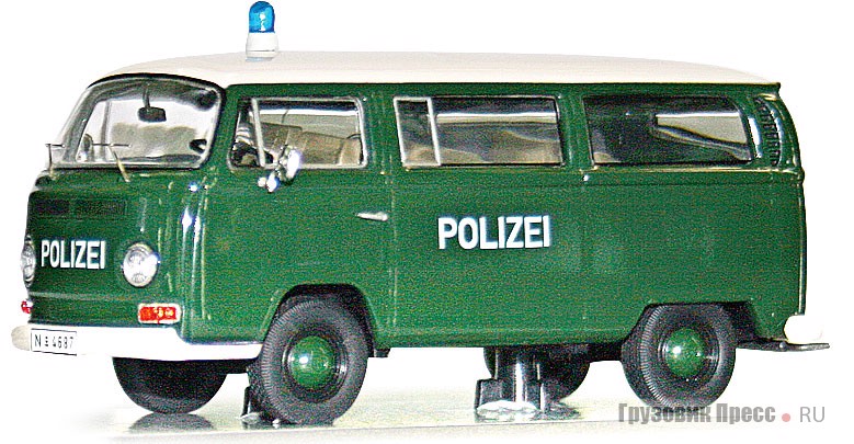 Копии микроавтобуса [b]Volkswagen T2a Bus Polizei[/b] фирма Premium ClassiXXs присвоила каталожный номер 11306. Цена в России – от 1600 руб.