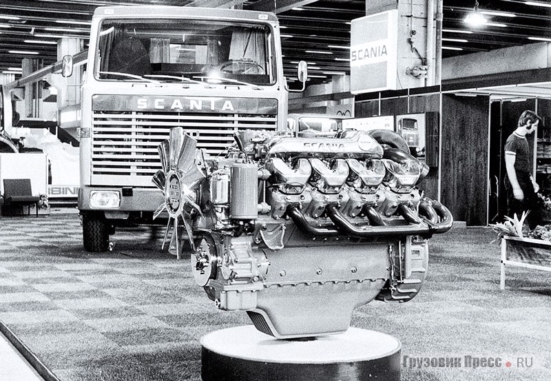 Презентация 14-литрового V8 двигателя на выставке коммерческого транспорта IAA, Франкфурт, 1969 г. На заднем плане грузовик Scania LB140, оборудованный мотором Scania DS 14