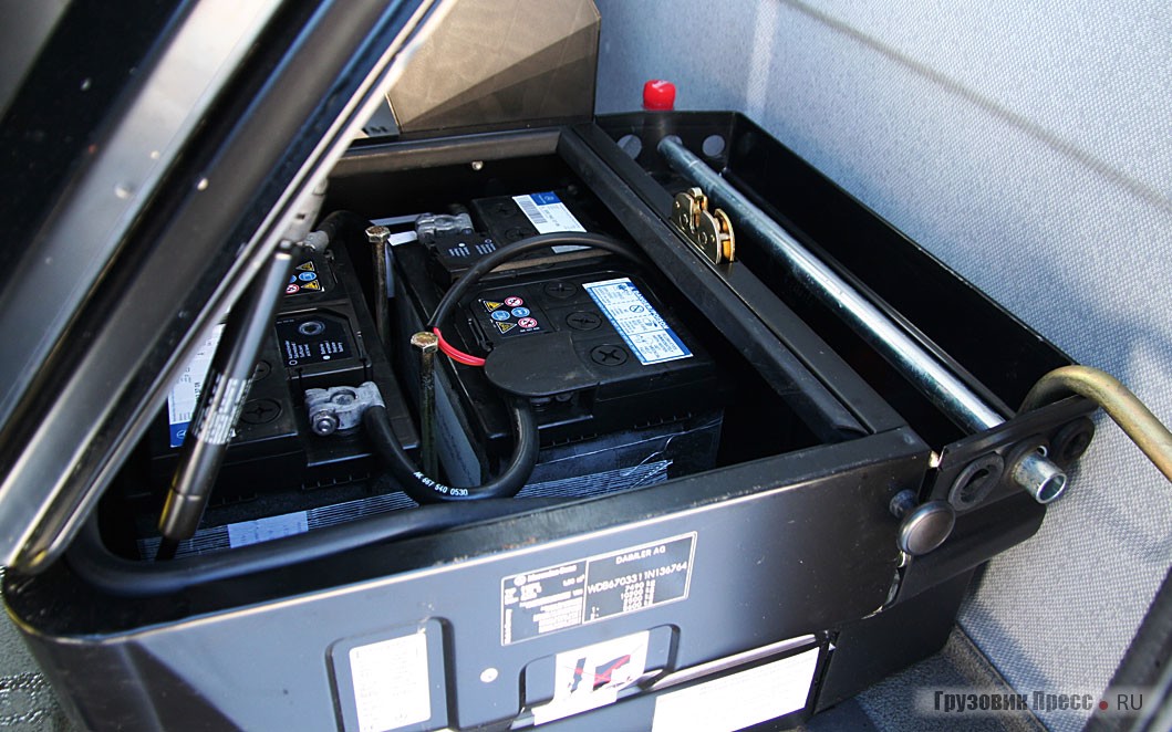 Аккумуляторные батареи спрятаны под водительским креслом