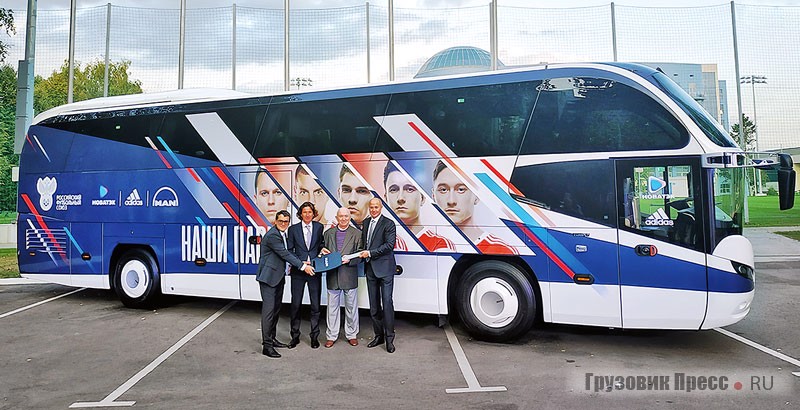 На торжественной церемонии передачи NEOPLAN Cityliner Российскому футбольному союзу