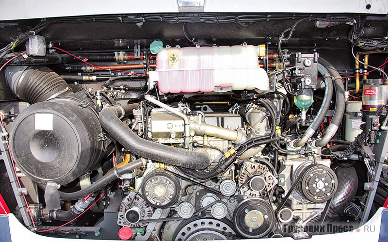 В моторном отсеке современный двигатель D2676 LOH, предназначенный специально для автобусов. В связи с этой спецификой – наличие сразу трёх генераторов и привод мощного компрессора климатической установки, который выполнен заодно с корпусными деталями двигателя