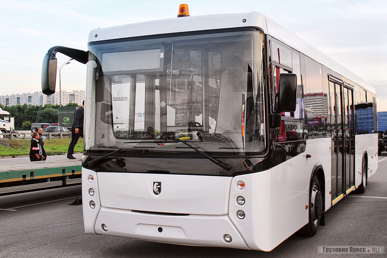Прогресс в дизайне наиболее явен при сравнении с опытным образцом 2017 года и [b]моделью II поколения – перронным автобусом НЕФАЗ-5299-40-52 ДТ[/b]