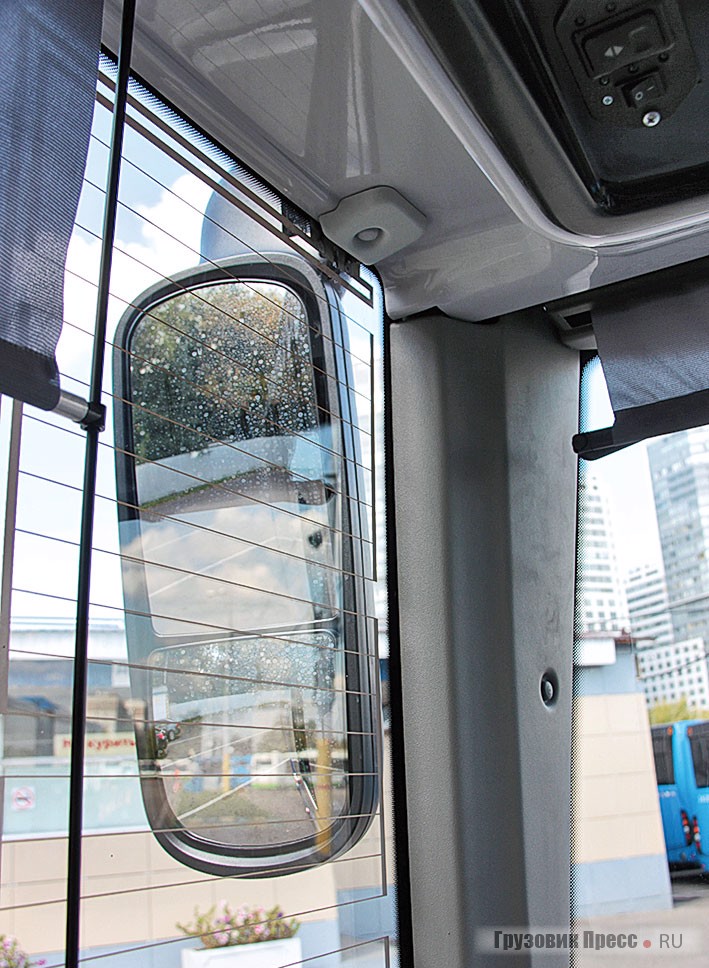 Обзор с места водителя: помимо салонного и наружных зеркал предусмотрен монитор, дающий картинку с наружных и внутренних видеокамер
