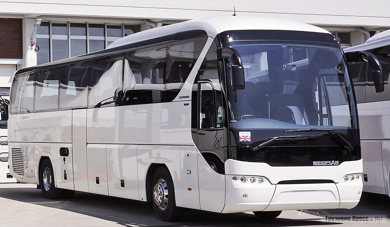 Праворульный [b]Neoplan Tourliner (P21),[/b] предназначенный для Великобритании. Обратите внимание: 1-я дверь «переехала» на левый борт, а 2-я осталась на своём месте