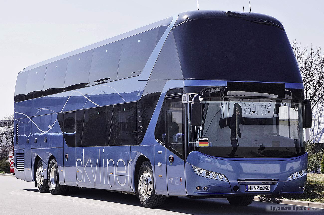 «Rolls-Roys» среди автобусов – двухэтажный, трёхосный туристский [b]Neoplan Skyliner (P06)[/b]