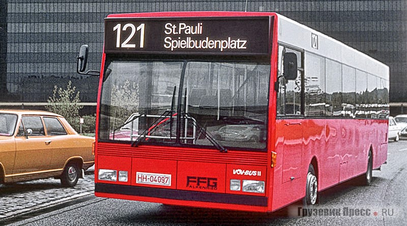 Автобус Typ FFG Prototyp VÖV-Bus II окрасили в цвета компании Hamburger Hochbahn. За свою форму кузова он получил прозвище «контейнер для пассажиров». Гамбург, 1976 г.