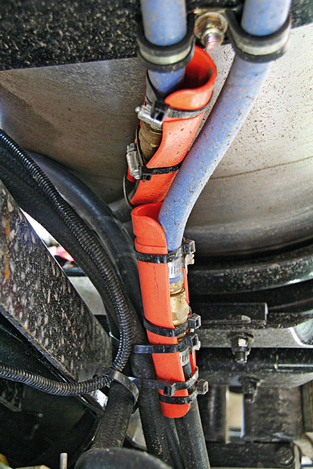 В местах возможного контакта с корпусом шланги дополнительно защищены от механических повреждений