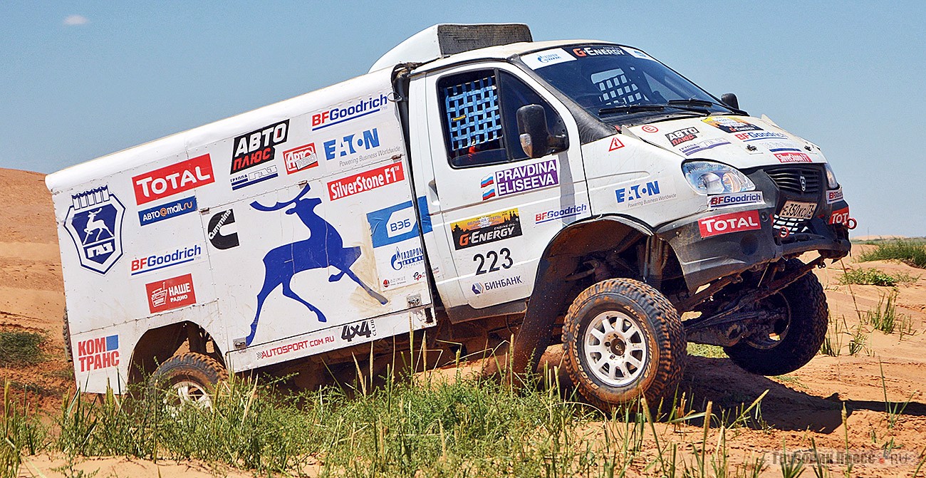 [b]ГАЗ-2704EB «Соболь».[/b] Казалось, этот болид уже завершил свою спортивную карьеру, но неожиданно на гонке «Великая степь-2015» он снова вернулся в строй. Интригу добавил тот факт, что на нём теперь выступает женский экипаж Татьяны Елисеевой и Елены Правдиной