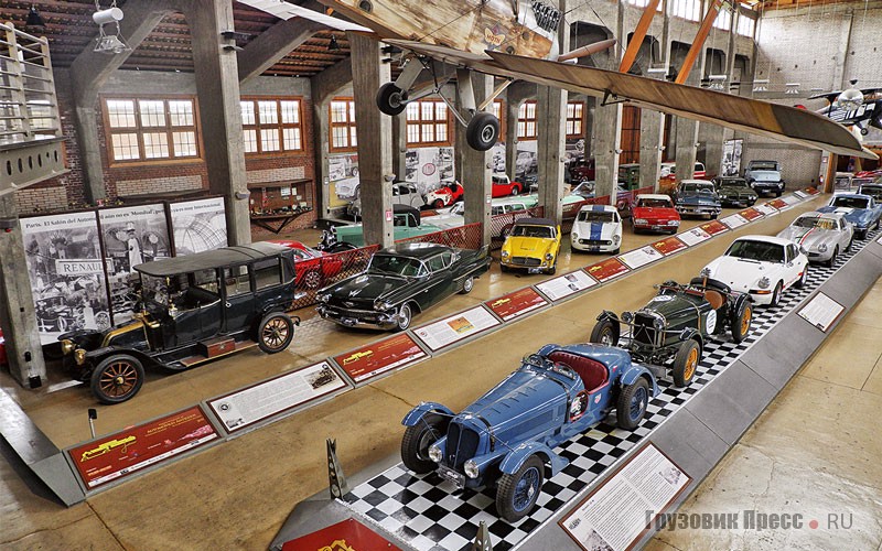 Автомобили в экспозиции периодически тасуются по группам. Так Renault 40 CV 1909 года (крайний слева) возглавляет колонну автомобилей, которая тематически оказалась лишней в других рядах