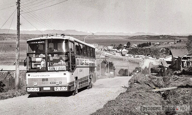 Компания Tur-Bus в 1970 г. располагала серьёзным автобусным парком. Этот бразильский 3-осный высокопалубный лайнер Nielson Diplomata 380 6x2 из Сантьяго доставлял туристов из столицы в южные Анды к действующему вулкану Кальбуко