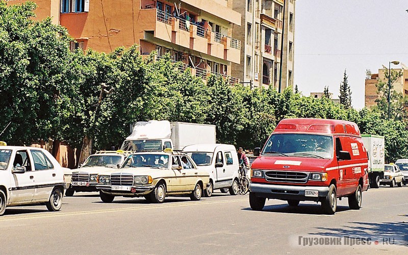 Ford E-200 спасательной службы едет по «встречке»!