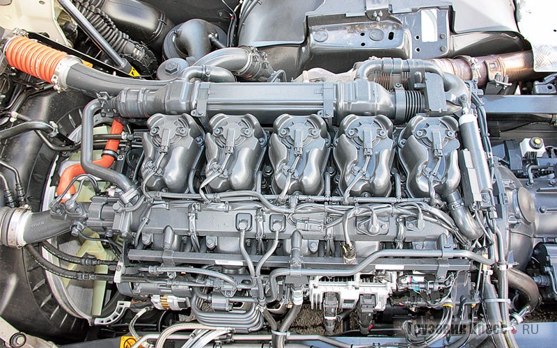 Газовый двигатель с принудительным воспламенением Scania OC09G пятого экологического класса оборудован индивидуальными для каждого цилиндра катушками зажигания с интегрированными свечными наконечниками, регламентированный интервал замены свечей с иридиевым напылением – 45 000 км