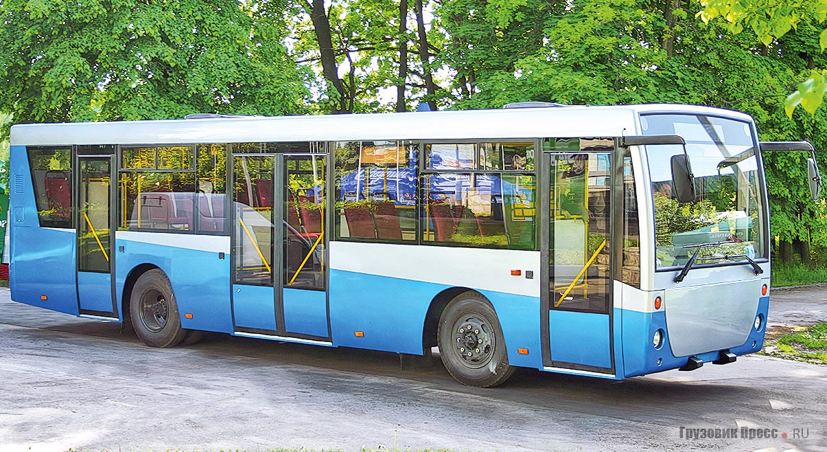 Городской 10-метровый [b]автобус среднего класса БАЗ-А412[/b] был показан на международном автосалоне TIR-2006. Он имел цельнометаллический кузов вагонной компоновки, интегрированный с шасси FAW 6102D92-1. Салон вмещал 79 человек (23 места для сидения). Двери автобуса с пневматическим приводом размещались согласно схеме 1+2+1. От базового шасси машина унаследовала переднюю и заднюю зависимые рессорные подвески с телескопическими амортизаторами