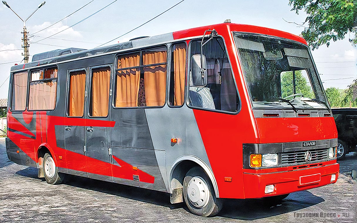 [b]Штабной автобус изготовлен в 2007 году на базе модели туристского автобуса А079[/b]. Его изюминка в салоне, который разделён на две зоны. В первой, что ближе к водителю, расположено 8 пассажирских сидений. Вторая зона оборудована всем необходимым с целью создания максимального комфорта в пути: мягким диваном, большим столом, газовой плитой, умывальником, душевой кабиной, холодильником, двумя видеосистемами, кондиционером. Зоны автобуса в случае необходимости разделяются дверью-купе, в каждую из зон есть отдельный вход