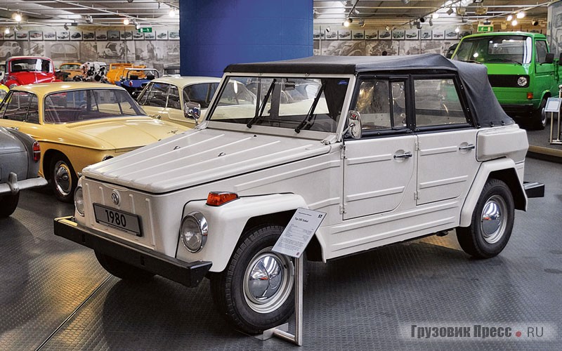 [b]Заднеприводный Volkswagen Typ 181 Kurierwagen 1980 г.[/b] на агрегатах «жука» разрабатывался как наследник «кюбельвагена» для бундесвера и госучреждений. Он продавался как Volkswagen Trekker Typ 182 в Англии, как Volkswagen Thing Typ 181 в США, как Safari в Мексике и Южной Америке, Pescaccia в Италии. Выпускался на заводах в Вольфсбурге (1968–1974 гг.), Ганновере (1974–1983 гг.), Пуебло (1970–1980 гг.) и Джакарте под именем Volkswagen Camat (1973–1980 гг.). В ФРГ выпущено 70 519 автомобилей, в Мексике – 20 364 шт. VW Safari