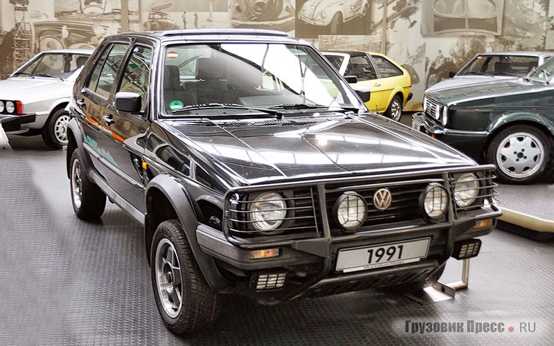 В 1990 году в пику русской ВАЗ-2121 «Нива», американскому AMC Eagle и японскому Subaru Leone 4wd в ФРГ был представлен первый в истории гражданский внедорожник. [b]Volkswagen Golf Country[/b] он представлял собой кузов серийной модели Golf II поколения с полноприводной трансмиссией Syncro, нахлобучен на оригинальную лонжеронную раму. Совместно с австрийской Steyr-Daimler-Puch до 1991 года, выпустили 7465 машин всех модификаций. В дальнейшем полноприводные «гольфики» обходились трансмиссиями Syncro и 4motion без рамы и джиперского обвеса