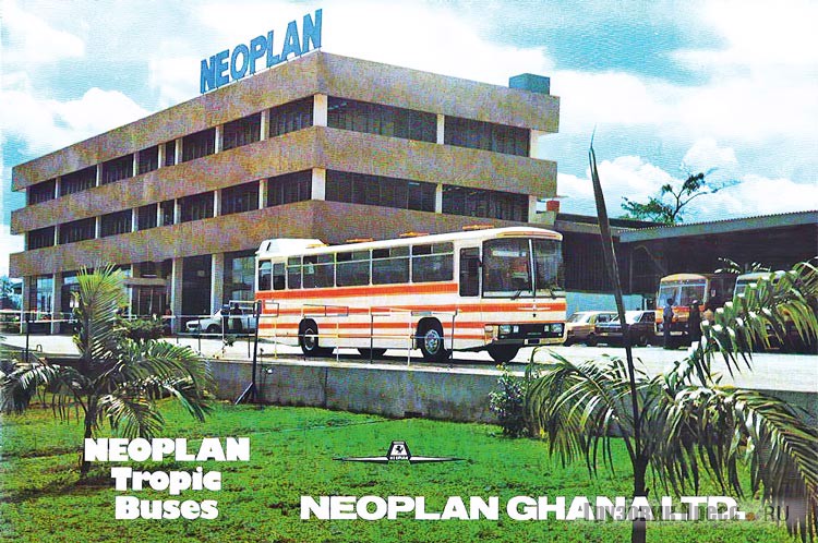 На обложке заводского проспекта 1985 г. междугородный автобус Neoplan N 314 Tropic с пневматической подвеской и кондиционером – около завода в Кумаси
