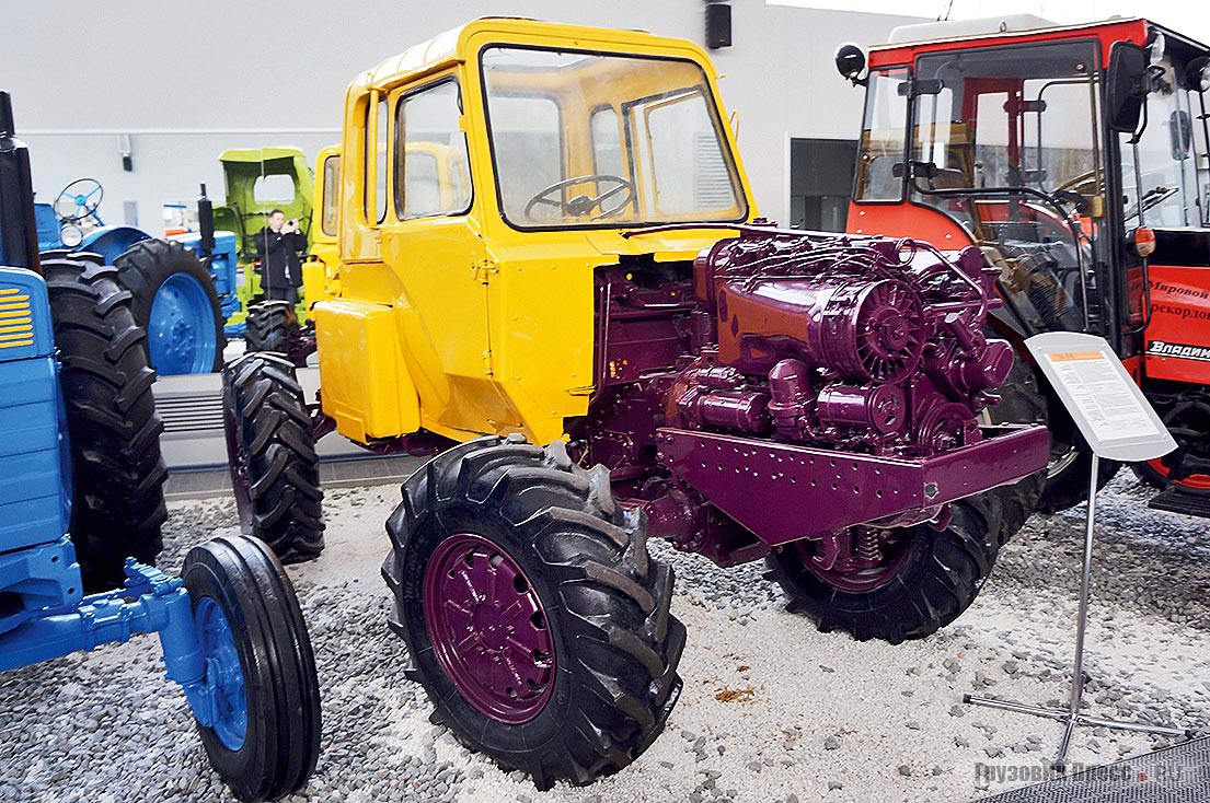 Экспериментальный Т-5 – разработка КБ Липецкого тракторного завода при участии Московского автомобильного института (МАМИ) (1962–1966 гг.). Особенность – все ведущие и управляемые колёса одинакового диаметра (управление посредством механизма, известного в механике как «мальтийский крест»), двигатель, смещённый вперёд, и центральное расположение кабины. Развесовка Т-5 была 60/40