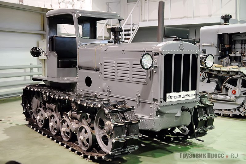 Трактор СТЗ-3 конструкции НАТИ выпускал Сталинградский тракторный завод. Это был первый массовый гусеничный трактор, освоенный в 1937 г. Именно он запомнился нам по многим советским довоенным фильмам