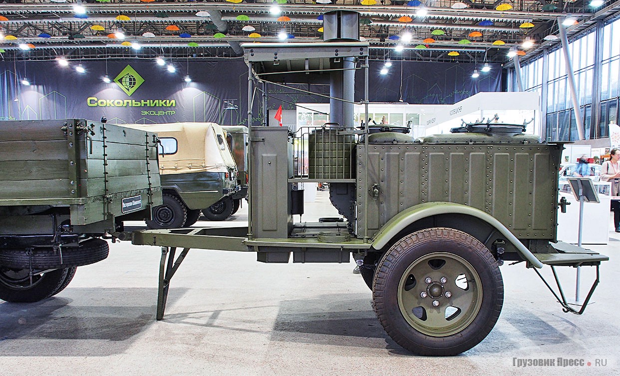 Уникальный экспонат Мастерской Евгения Шаманского: [b]первая советская полевая кухня автомобильной возки КП-3 образца 1938 года.[/b] Построена на базе прицепа 1-АП-1,5, способна накормить 150–180 едоков. Буксируется со скоростью до 50 км/ч. Предназначалась для автобронетанковых и авиационных частей