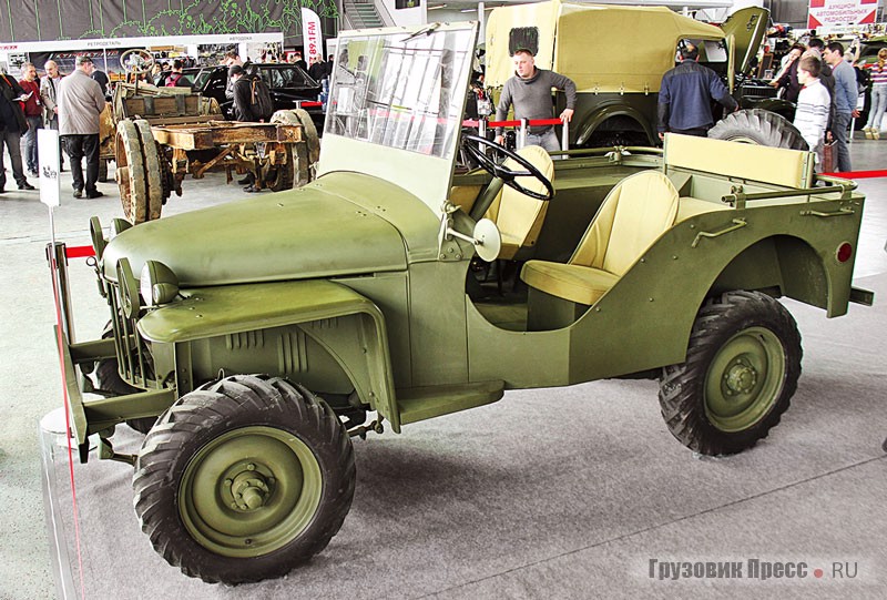 Один из самых первых «бантиков» – американский [b]военный родстер Bantam BRC-60 конструкции Карла Пробста[/b] выпущен в 1940 г. тиражом всего 69 штук, из них 8 со всеми управляемыми колёсами. Она послужила прототипом для создания ГАЗ-64, хотя это никак не афишировалось в СССР. Во время испытаний в форте Юстис (штат Вирджиния) военные уже придумали имя – Gnat Tank, тогда же имя Geep (от GP – general purpose), которое быстро трансформировалось в Jeep