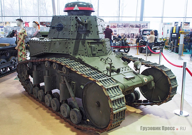 Танк совсем как настоящий, но не настоящий. Это максимально подобная внешне [b]модель первого советского серийного танка Т-18[/b] в натуральную величину. Т-18 выпускали с 1928 по 1931 год, построили 962 танка. Почти все уцелевшие образцы в 1930-е превратили в ДОТы. Модель рабочая: 3-цилиндровый тракторный дизель Kubota приводит в действие гидронасос, а тот вращает два гидромотора. Гусеницы изготовлены из композитного материала. Создан в мастерской «Танковое Бюро МС-1»