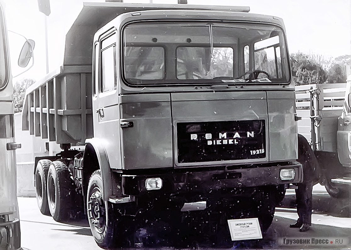 16-тонный строительный самосвал ROMAN 19.215DFS, благодаря развитой футеровке кузова, часто применяли в карьерах наряду с БелАЗами