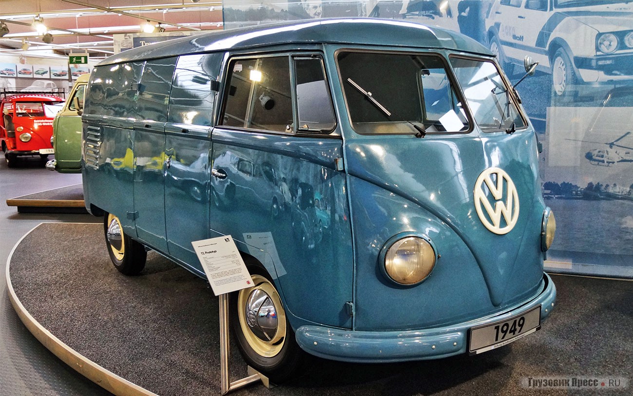 Ранний предсерийный [b]прототип первого «Транспортёра»[/b], построенный 11 ноября 1949 года, за год до запуска модели в серию. Сохранившийся [b]цельнометаллический фургон Volkswagen Typ 29 Kastenwagen[/b] отличается от более поздних серийных машин рядом деталей и был создан Фердинандом Порше по заказу Бена Пона. Увидев на заводе Plattenwagen он и предложил использовать шасси и агрегаты серийного 2-дверного седана Type 1, т.е. легкового «жука»