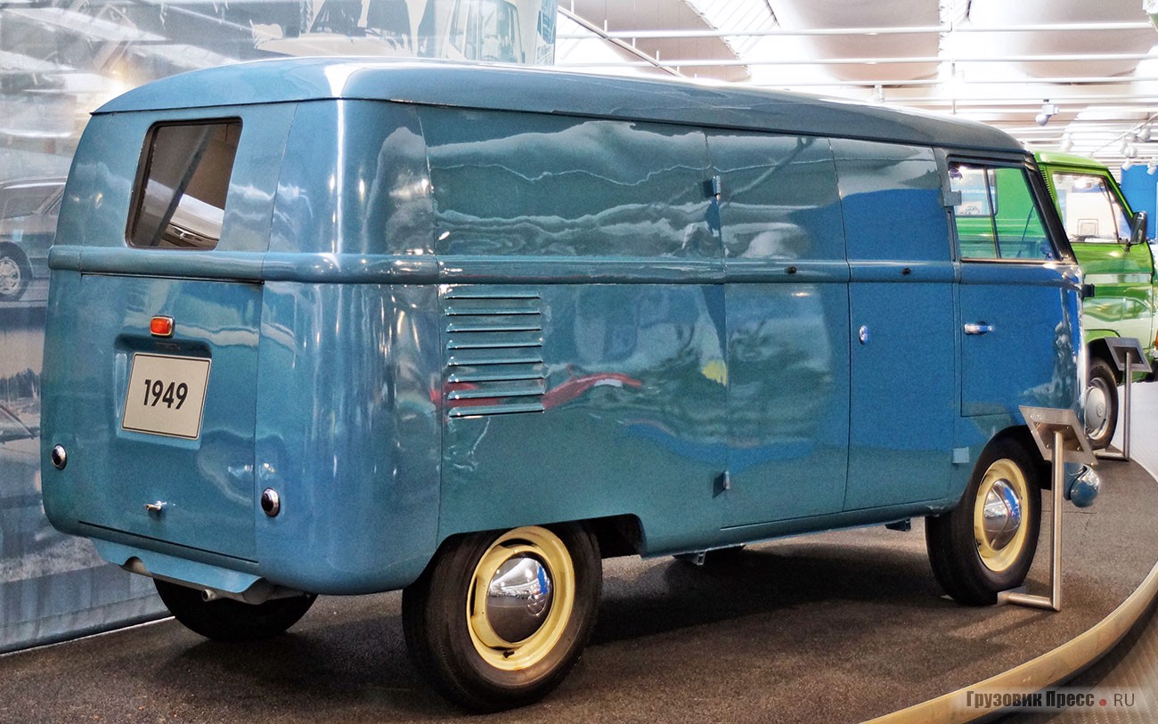 Ранний предсерийный [b]прототип первого «Транспортёра»[/b], построенный 11 ноября 1949 года, за год до запуска модели в серию. Сохранившийся [b]цельнометаллический фургон Volkswagen Typ 29 Kastenwagen[/b] отличается от более поздних серийных машин рядом деталей и был создан Фердинандом Порше по заказу Бена Пона. Увидев на заводе Plattenwagen он и предложил использовать шасси и агрегаты серийного 2-дверного седана Type 1, т.е. легкового «жука»