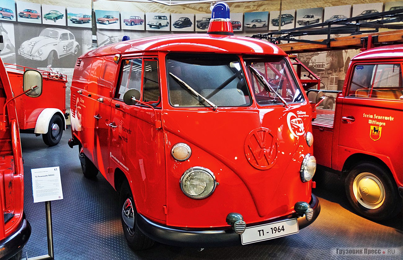В коллекции музея «Фольксвагена» представлены сразу три варианта пожарных машин. Среди них цельнометаллический фургон [b]Volkswagen Transporter Kastenwagen Feuerwehr Typ 21[/b], служивший в городе Таппенбек (Нижняя Саксония)