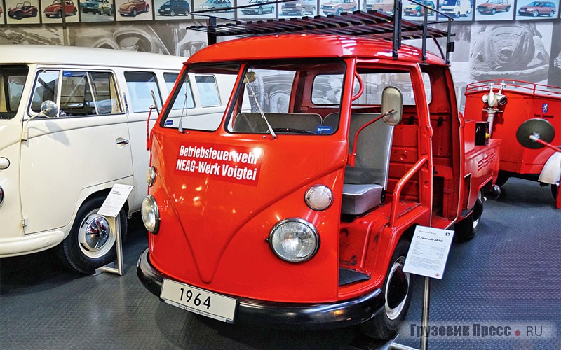 Максимально [b]облегчённый вариант Volkswagen Transporter Feuerwehr Typ 26[/b], служивший на газоперерабатывающем заводе компании NEAG близ Ольденбурга. Часть необходимого оборудования возится в прицепе. Работа на крупном концерне позволила пожарной машине сохраниться в хорошем состоянии и с небольшим пробегом