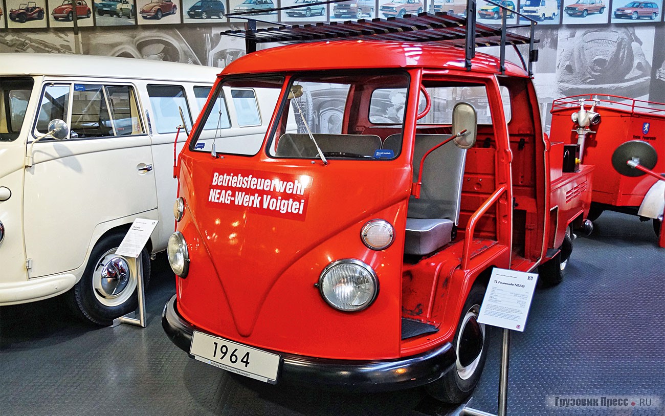 Максимально [b]облегчённый вариант Volkswagen Transporter Feuerwehr Typ 26[/b], служивший на газоперерабатывающем заводе компании NEAG близ Ольденбурга. Часть необходимого оборудования возится в прицепе. Работа на крупном концерне позволила пожарной машине сохраниться в хорошем состоянии и с небольшим пробегом
