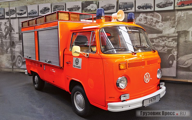 Несмотря на заднемоторную компоновку, неудобную для монтажа спецоборудования, огромное количество «Транспортёров» первых поколений было конвертировано в автомобили пожарных частей и их выпускали вплоть до снятия модели с продажи в Европе в 1979 году. Этот [b]Volkswagen Transporter Feuerwehr Gerätewagen Typ 261 (T2b)[/b] с  оборудованием Weinsberg работал в собственной пожарно-технической службе автозавода Volkswagen в Зальцгиттере