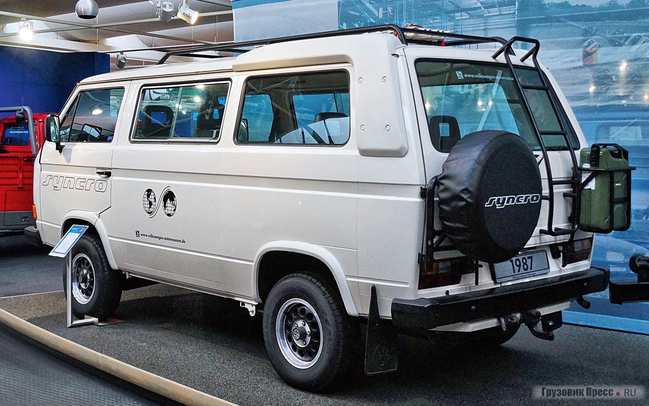 В 1985 году в производство пошёл [b]Volkswagen Caravelle Syncro  255 567 (T3)[/b]. Серьёзный внедорожный микроавтобус на его базе, подготовленный для экстремальных путешествий. Машину комплектовали наружным запасным колесом, дополнительным багажником с лестницей на крышу, а запас топлива перевозился в канистрах, на задней двери