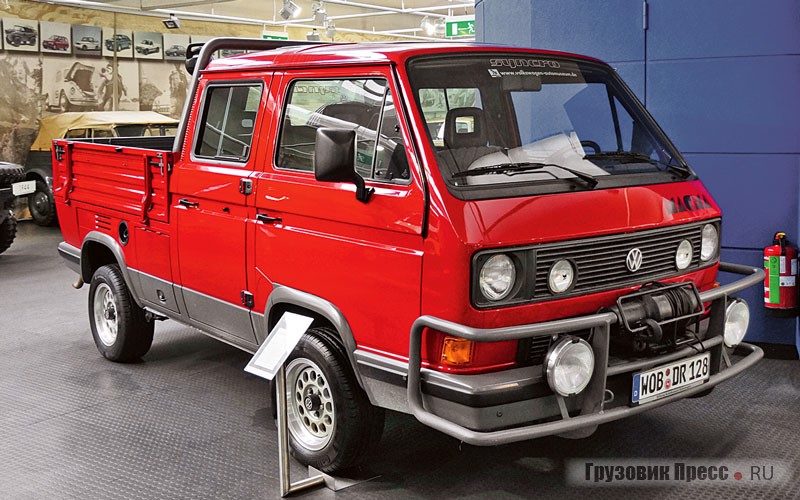 [b]Концепт 1987 года Volkswagen Syncro Magma Doppelkabine 247 (T3)[/b] на базе полноприводного пикапа Syncro с двойной кабиной (так называемый DoKa) и 2,1-литровым мотором 112 л.с., выпускаемым с 1985 года. Внедорожное оборудование включало лебёдку, усиленные бамперы, ролл-бар в кузове и передний булл-бар. На машине изучалась реакция потребителей на изменения в T3. Тема не получила продолжения в массовом производстве, поскольку модель уже сходила с дистанции в Европе и США, и потребители не готовы были переплачивать