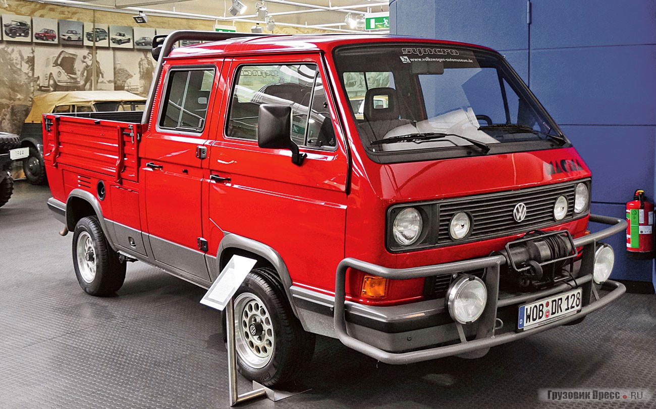 [b]Концепт 1987 года Volkswagen Syncro Magma Doppelkabine 247 (T3)[/b] на базе полноприводного пикапа Syncro с двойной кабиной (так называемый DoKa) и 2,1-литровым мотором 112 л.с., выпускаемым с 1985 года. Внедорожное оборудование включало лебёдку, усиленные бамперы, ролл-бар в кузове и передний булл-бар. На машине изучалась реакция потребителей на изменения в T3. Тема не получила продолжения в массовом производстве, поскольку модель уже сходила с дистанции в Европе и США, и потребители не готовы были переплачивать
