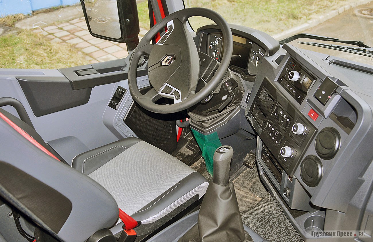 Кабина Renault K430 Р6х6 имеет стильный современный интерьер
