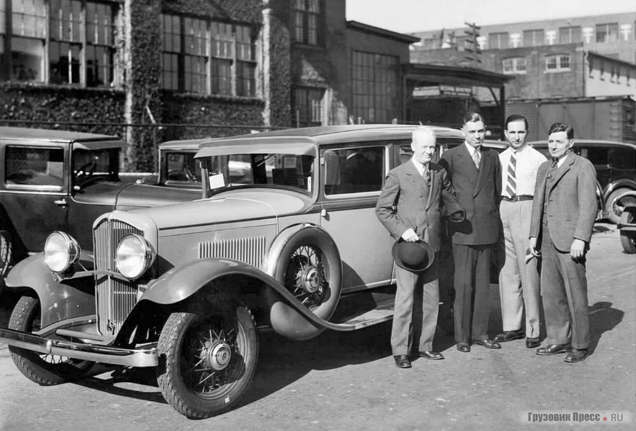 В 1932 г. проект автомобиля De Vaux (читается: «Де Во») провалился, и Сахновский (второй справа) использовал контуры облицовки радиатора на грузовиках White