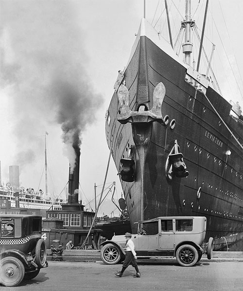 Лайнер «Левиафан» в порту Нью-Йорка