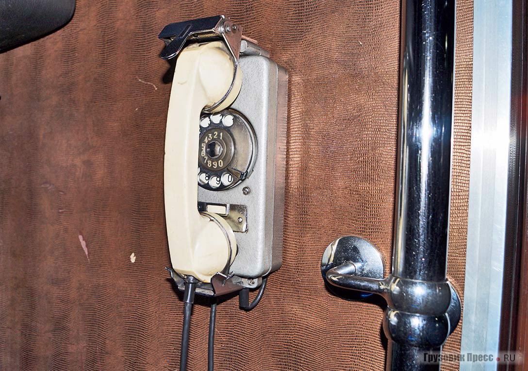 Два старых телефонных аппарата в BarBus’e используют для связи пассажиров с водителем