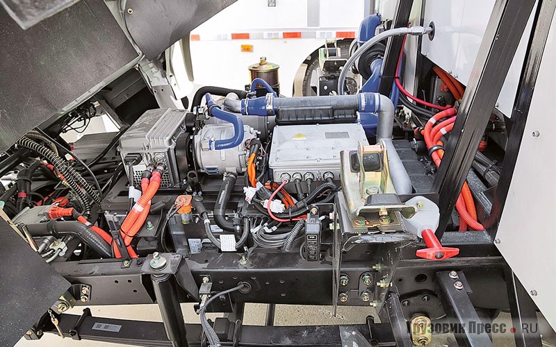 Как видно инверторы и водородный двигатель занимают не так уж много места под кабиной среднетоннажника Mercedes-Benz
