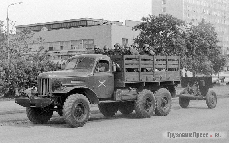 ЗИЛ-157КД буксирует 76,2-мм дивизионную пушку ЗИС-3, самое массовое советское орудие Второй мировой (с 1942-го по 1945 год выпущено 48  016 единиц). ЗИС-3 не имел отношения к московскому автозаводу им. Сталина. Ту же аббревиатуру нёс завод № 92 «Новое Сормово» в городе Горький, где спроектировали и выпускали эту пушку. На параде 1985 года 157-х «зилов» ещё хватало, чтобы тянуть и 122-мм гаубицы, и 37-мм зенитные пушки. Спустя 5 лет часть пушек пришлось цеплять к ЗИЛ-131.