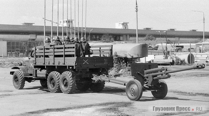 ЗИЛ-157КД буксирует 76,2-мм дивизионную пушку ЗИС-3, самое массовое советское орудие Второй мировой (с 1942-го по 1945 год выпущено 48  016 единиц). ЗИС-3 не имел отношения к московскому автозаводу им. Сталина. Ту же аббревиатуру нёс завод № 92 «Новое Сормово» в городе Горький, где спроектировали и выпускали эту пушку. На параде 1985 года 157-х «зилов» ещё хватало, чтобы тянуть и 122-мм гаубицы, и 37-мм зенитные пушки. Спустя 5 лет часть пушек пришлось цеплять к ЗИЛ-131.