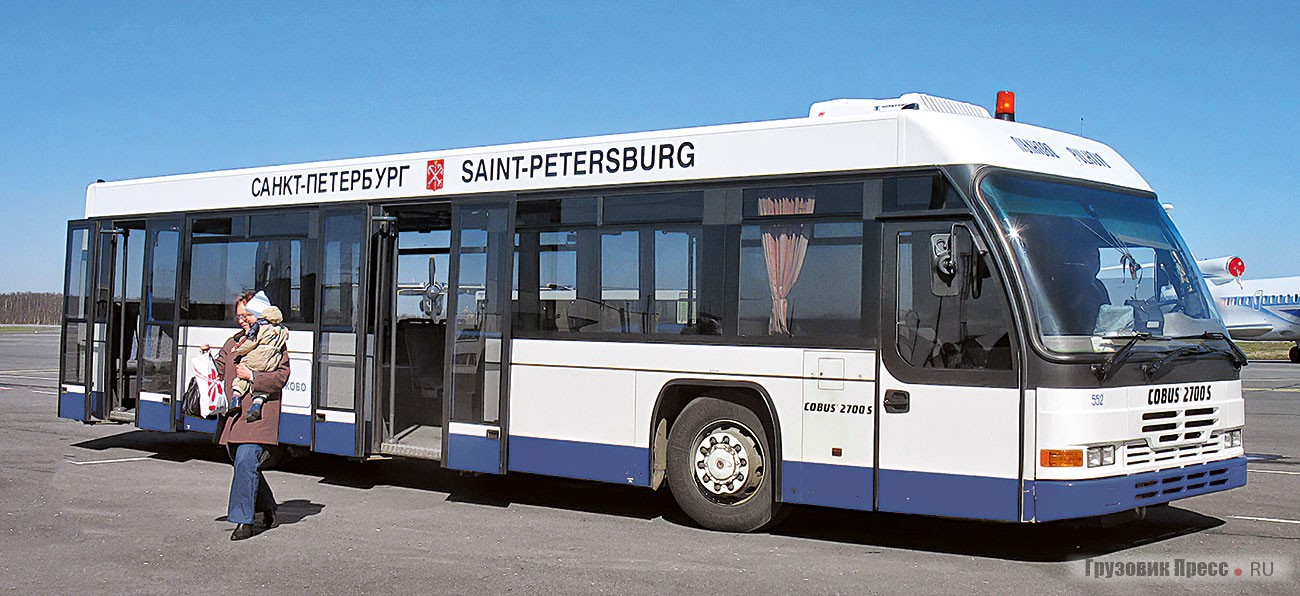 Автобус Cobus 2700S третьего поколения в аэропорту «Пулково», Санкт-Петербург