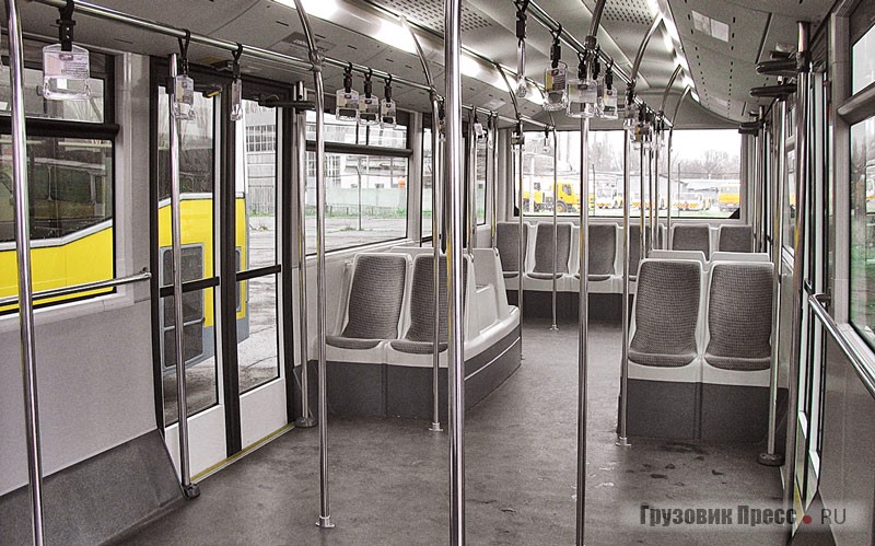 Салон автобуса Cobus 3000: максимум площади для стоящих пассажиров, всего 14 мест для сидения