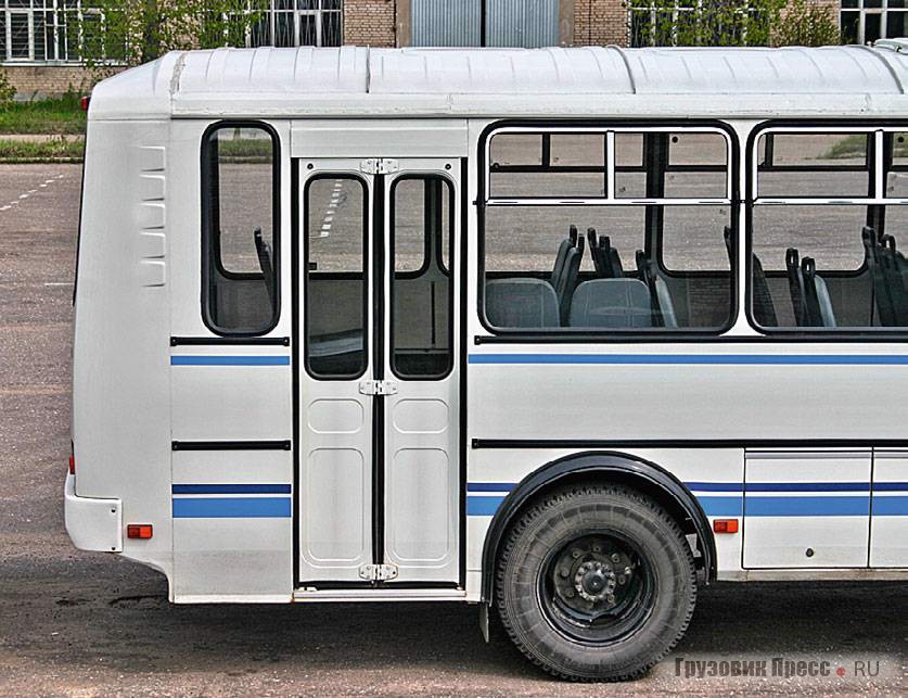Задние части автобусов ПАЗ-4234 и ПАЗ-32053