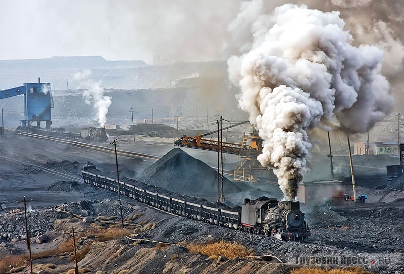 Вывоз антрацита в Сандялине (Синцзян-Уйгурский район Китая, к югу от границы Казахстана). Фотограф Мэтт Уотсон (Matt Watson) в 2018 году застал паровоз JS 8225. И он в этом разрезе не один! Каждый день один паровой локомотив делает нехитрую арифметику: сжигает 350 центнеров местного угля, испаряет по 150–200 кубометров воды, чтобы вывезти 6500 тонн угля